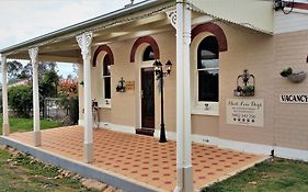 Must Love Dogs B&B & Self Contained Cottage